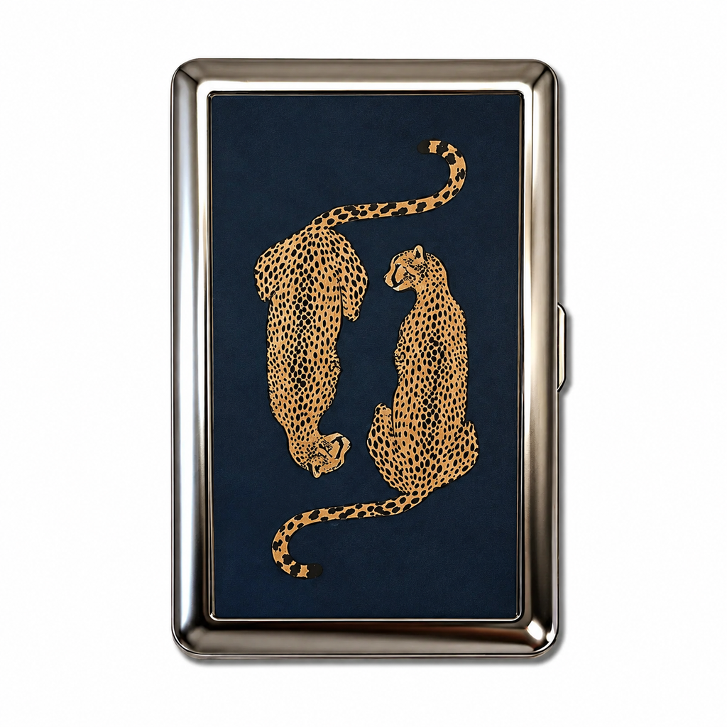No. 01 LEO Kartenetui aus Metall mit goldenen Leoparden auf blauem Grund